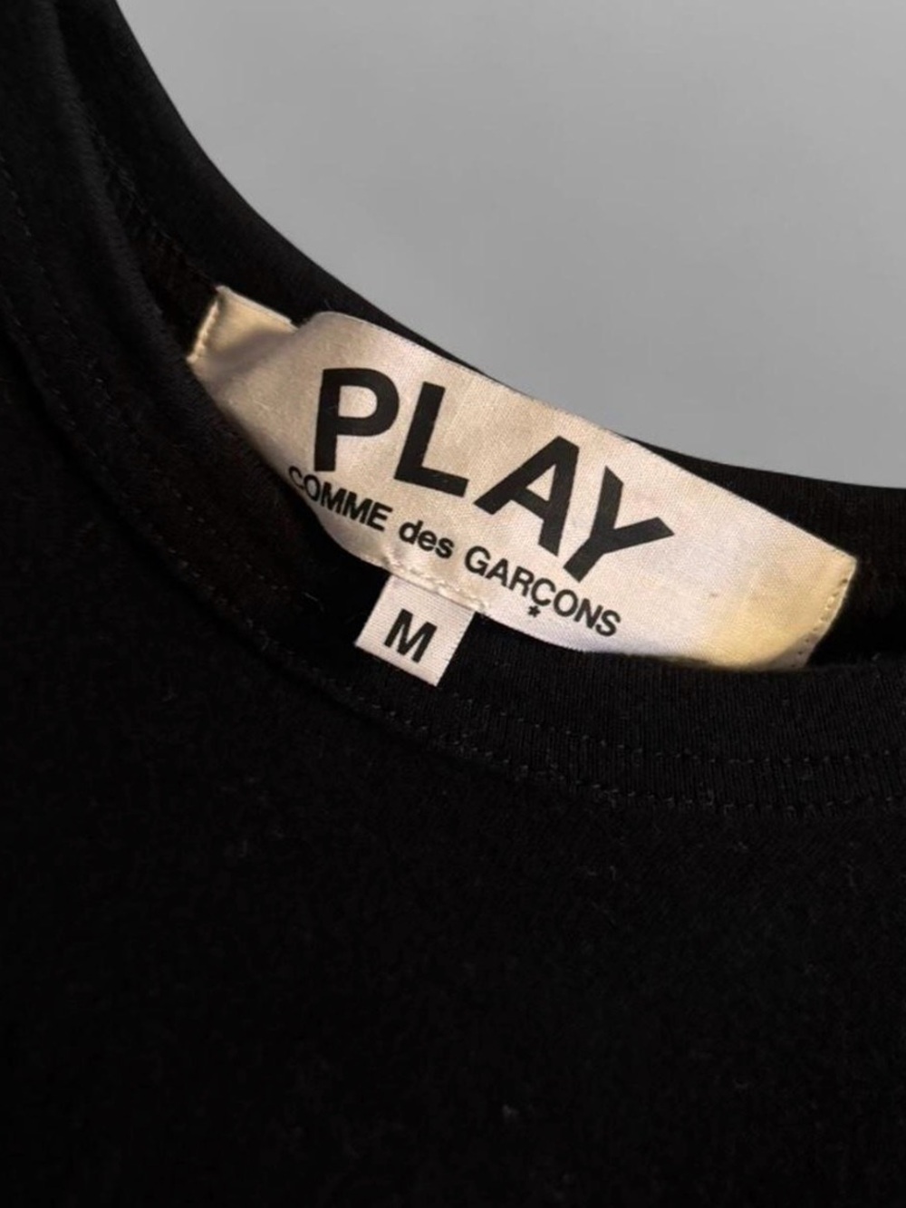 COMME DES GARÇONS PLAY tee shirt in Black with Gold Heart - Picture 3 of 6